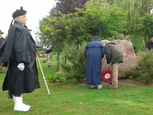 7 - Roger Stanton and Lucie Wilkinson laying the ELMS wreath at 1200hrs